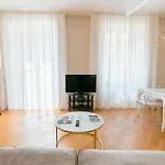 R Azalea House * Como