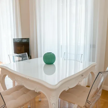 아파트 R Azalea House 코모