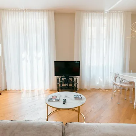 R Azalea House * Como