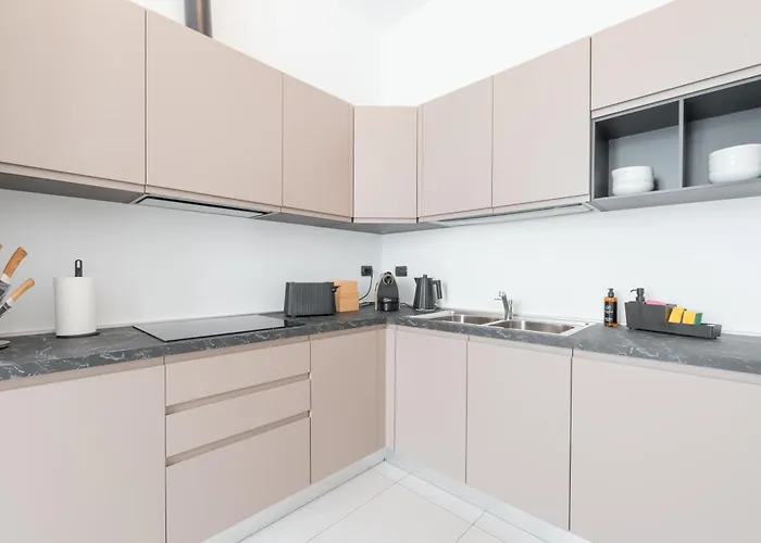 R Azalea House アパート コモ