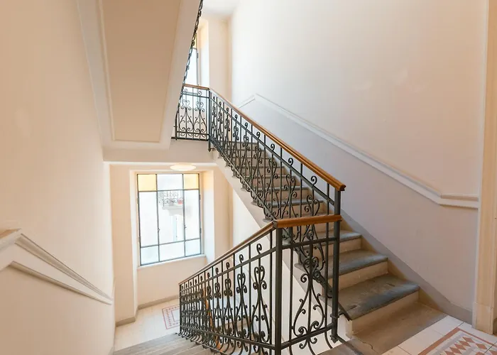 R Azalea House アパート コモ