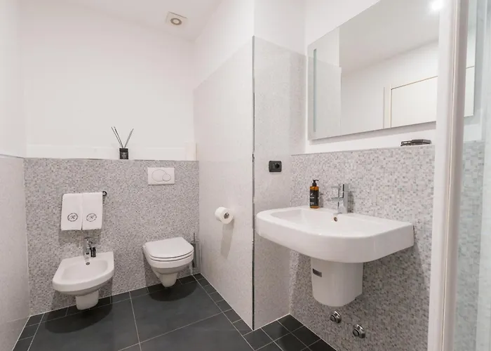 R Azalea House コモ