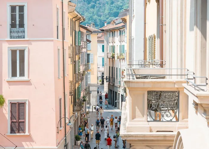 R Azalea House アパート