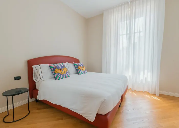 R Azalea House * Como
